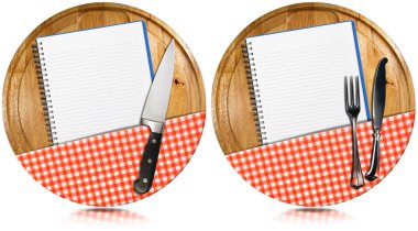 Boş defter yuvarlak ahşap kesme tahtaları üzerinde