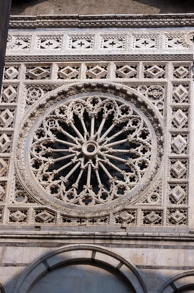 Részlet a carrarai katedrális XII. század - Olaszország — Stock Fotó