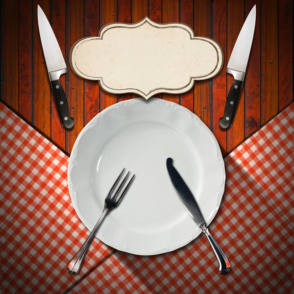 Çatal bıçaklı boş beyaz tabak — Stok fotoğraf
