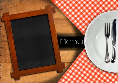 Yazı tahtası ve beyaz plaka ile menü