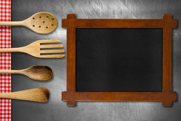 Pizarra de madera y utensilios de cocina —  Fotos de Stock