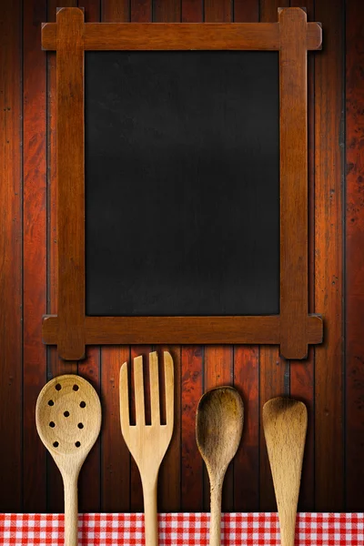 Pizarra de madera y utensilios de cocina — Foto de Stock