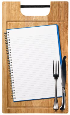 Ahşap kesme tahtası üstünde boş defter