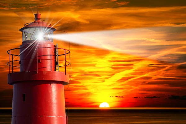 Faro rosso con fascio di luce al tramonto — Foto Stock