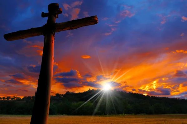 Krzyż sylwetka na zachód słońca — Zdjęcie stockowe