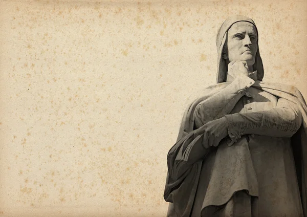 Dante sararmış kağıt üzerinde heykeli — Stok fotoğraf