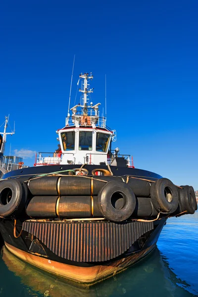 Bogserbåt i hamnen — Stockfoto