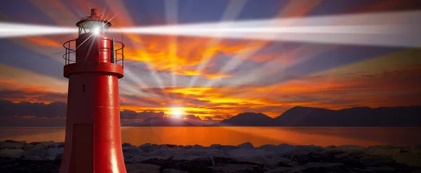 Roter Leuchtturm mit Lichtstrahl bei Sonnenuntergang — Stockfoto