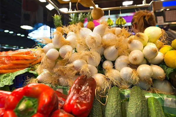 Свежие овощи на рынке — стоковое фото