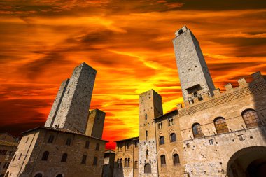 San Gimignano batımında - İtalya