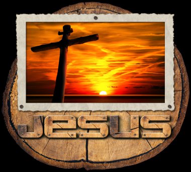 Jesus Cross ağaç gövdesi üzerinde gün batımında
