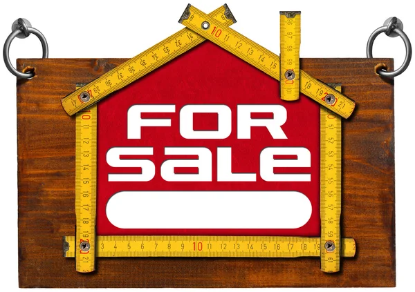 Családi ház eladás jel - fa mérő — Stock Fotó