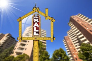 Ev satışı işareti - ahşap metre için