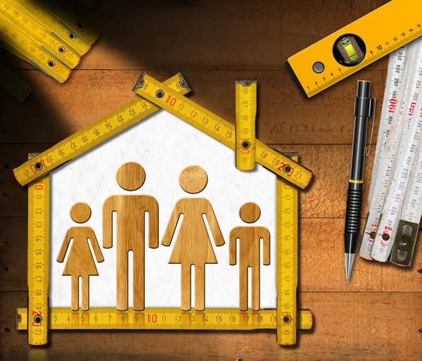 住宅プロジェクト - 家族と木造メーター — ストック写真
