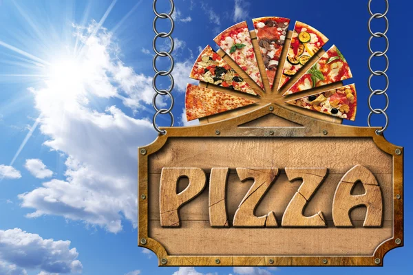 Pizza - Signo de madera con cadena metálica —  Fotos de Stock