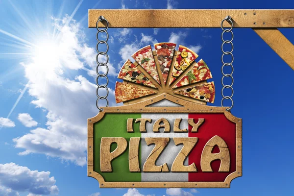 Italia Pizza - Signo de madera con cadena metálica —  Fotos de Stock