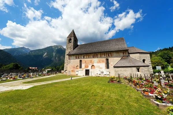 Kyrkan San Vigilio med makabra dans - Pinzolo — Stockfoto