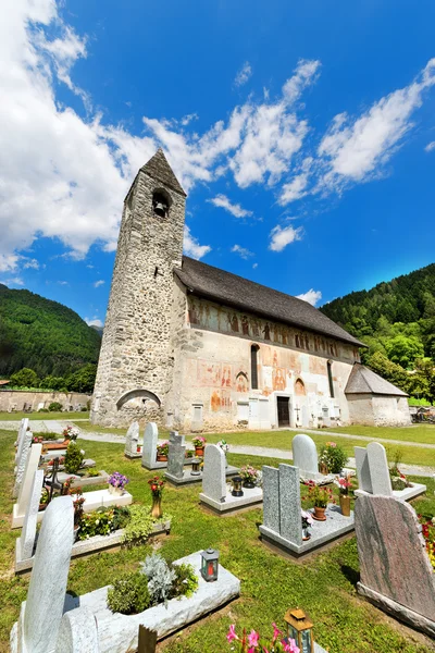 Kyrkan San Vigilio med makabra dans - Pinzolo — Stockfoto