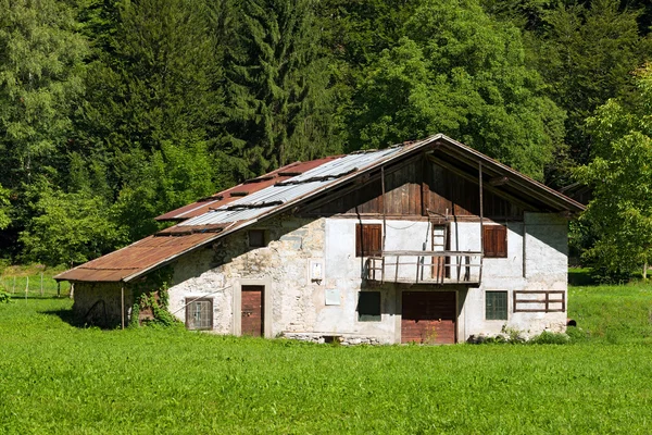 Tipikus régi parasztház - Trentino-Olaszország — Stock Fotó