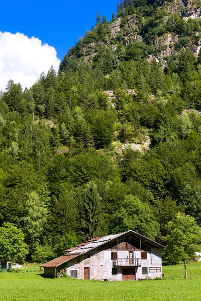 Tipikus régi parasztház - Trentino-Olaszország — Stock Fotó