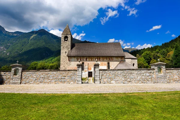 Kostel San Vigilio s Macabre Dance - Pinzolo — Stock fotografie