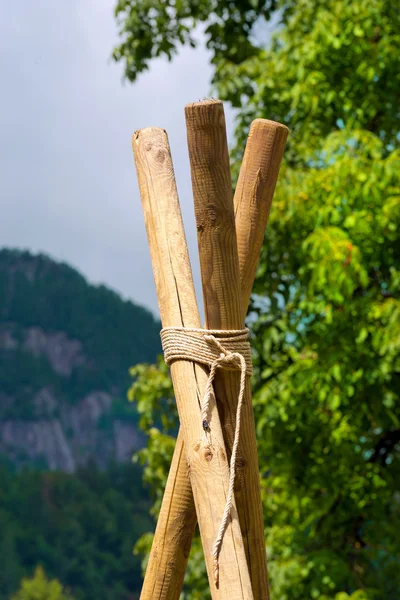 Costruzione scout con pali e corde — Foto Stock