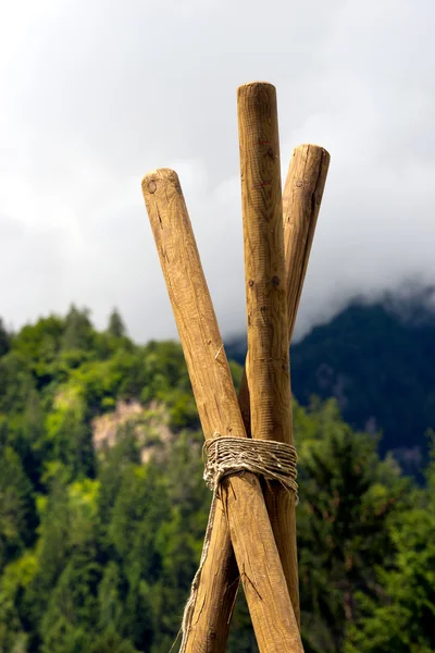 Costruzione scout con pali e corde — Foto Stock