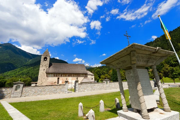 Církev a válečný památník - Pinzolo Trento, Itálie — Stock fotografie