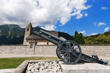 Kilise ve savaş Cannon - Pinzolo Trento İtalya