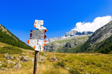 Dağ - İtalyan Alpleri yönlü yol işaretleri