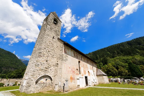 Kostel San Vigilio s Macabre Dance - Pinzolo — Stock fotografie