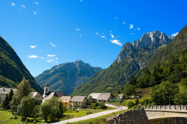 Μικρό χωριό και Julian Άλπεις - Σλοβενία — Φωτογραφία Αρχείου