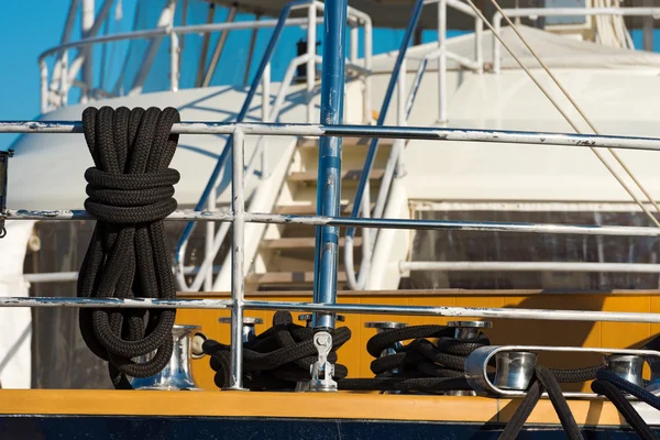 Cordas pretas no iate para amarração — Fotografia de Stock