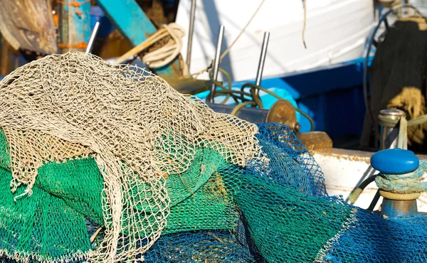 Redes de pesca y cuerdas en el muelle —  Fotos de Stock