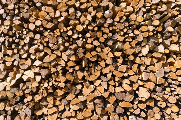 Haufen gehäckseltes Brennholz — Stockfoto