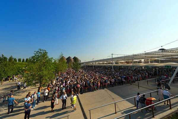 Długie kolejki zwiedzających - Expo Milano 2015 — Zdjęcie stockowe