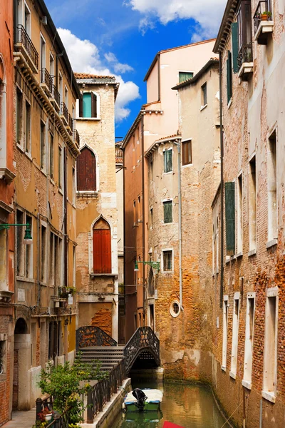 Canal y Puente en Venecia - Italia — Foto de Stock