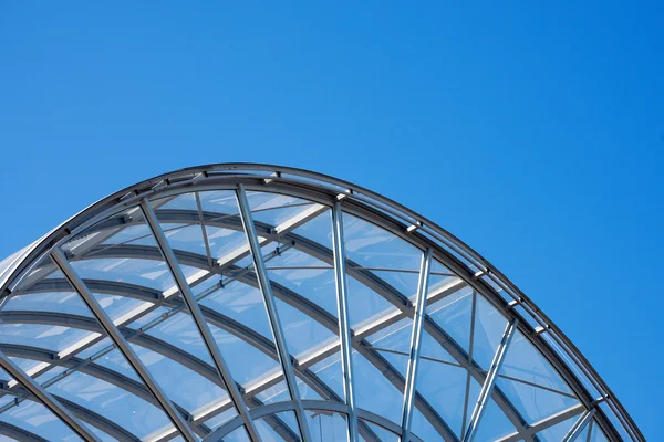 Detalles arquitectónicos de un edificio de vidrio y acero —  Fotos de Stock