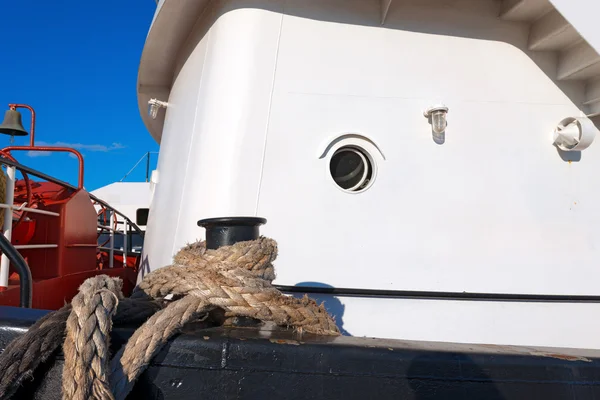 Barco amarrado con cuerda vieja en un puerto —  Fotos de Stock