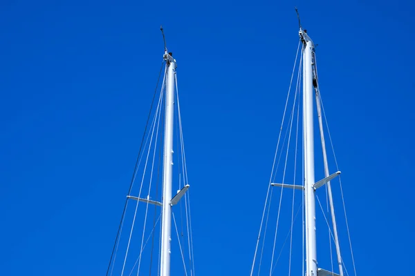 Mastros de veleiros contra um céu azul — Fotografia de Stock
