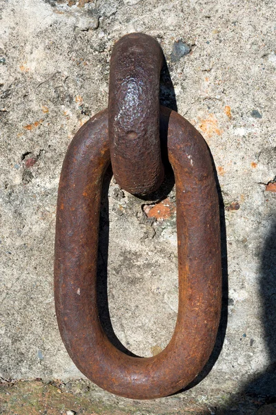 Duvardaki büyük eski paslı halka