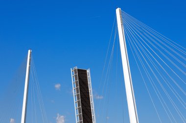 Mavi gökyüzü ile açık asma köprü