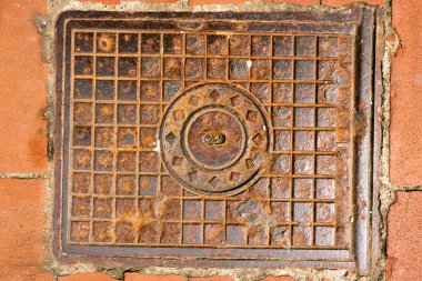 paslı kanalizasyon kapağı