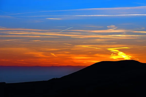 Zonsondergang boven de berg — Stockfoto