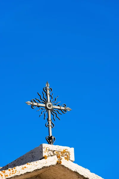 Smidesjärn kors på blå himmel — Stockfoto