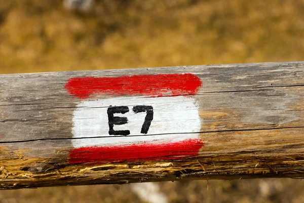 Sinal de Trilho Europeu E7 em um Pólo de Madeira — Fotografia de Stock