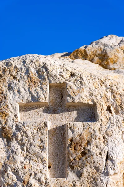 Cross Carved in the Rock — Stock Photo, Image