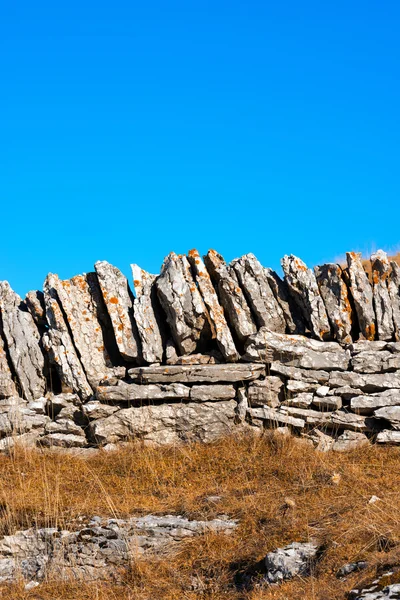 Parede de pedra seca - Lessínia Itália — Fotografia de Stock