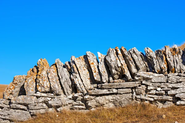 Сухая каменная стена - Лессиния, Италия — стоковое фото