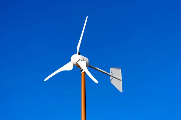 Turbina de viento pequeña en el cielo azul —  Fotos de Stock